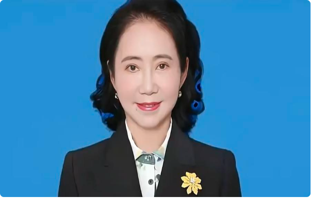 羞辱应届生的女首富用人双标:洋人下班 中方… 羞辱应届生的女首富用人双标:洋人下班 中方…
