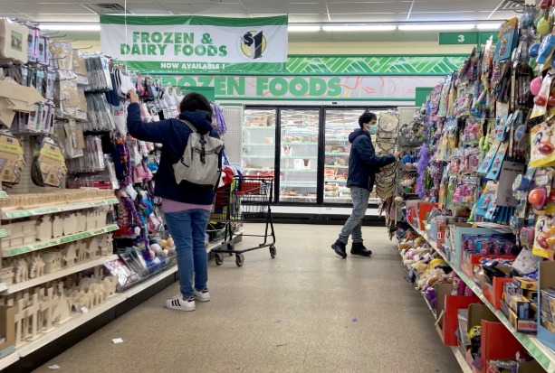 富人与穷人共挤一店 成美国奇景 富人与穷人共挤一店 成美国奇景