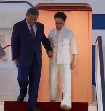 没了彭丽媛,习上飞机舷梯姿态明显不对 没了彭丽媛,习上飞机舷梯姿态明显不对