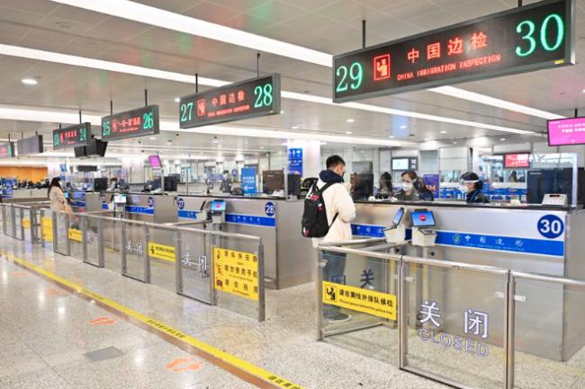王小洪洗地否认闭关锁国 出国要查祖宗十八代? 王小洪洗地否认闭关锁国 出国要查祖宗十八代?