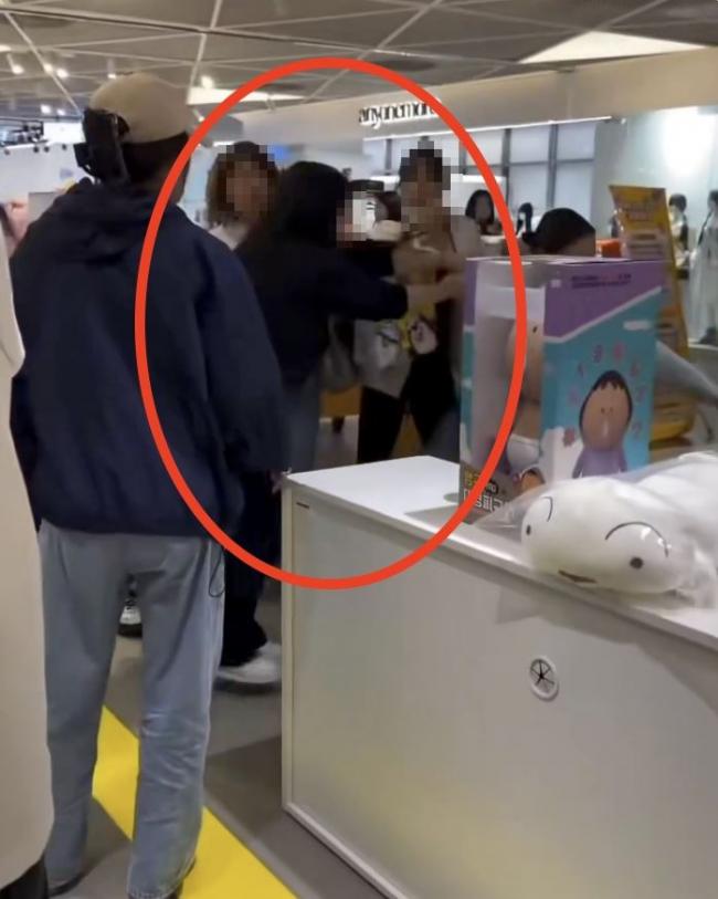 遭酸全世界都讨厌中国人 大妈“肉搏白人女” 遭酸全世界都讨厌中国人 大妈“肉搏白人女”
