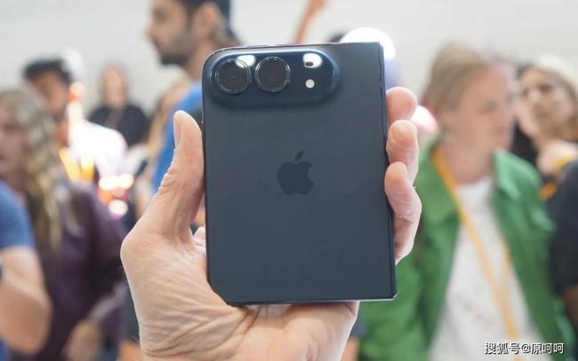 翻车?iPhoneDuo真机上手:折痕比想象中更明显 翻车?iPhoneDuo真机上手:折痕比想象中更明显