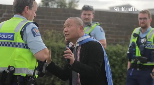 华人老板当街脱衣 跪地磕头“求放过” 华人老板当街脱衣 跪地磕头“求放过”