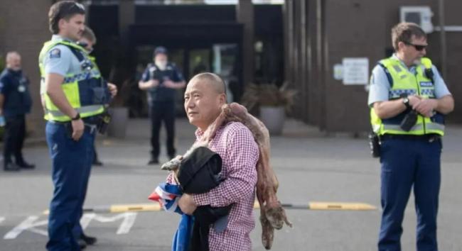 华人老板当街脱衣 跪地磕头“求放过” 华人老板当街脱衣 跪地磕头“求放过”
