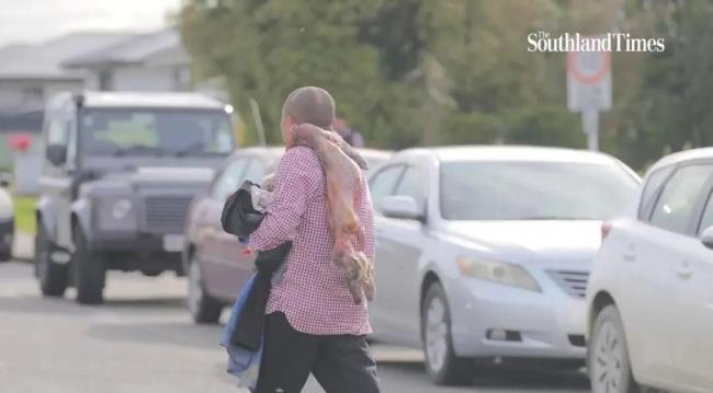 华人老板当街脱衣 跪地磕头“求放过” 华人老板当街脱衣 跪地磕头“求放过”