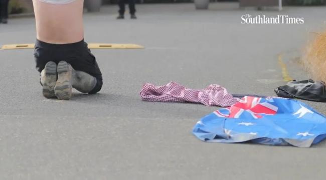 华人老板当街脱衣 跪地磕头“求放过” 华人老板当街脱衣 跪地磕头“求放过”