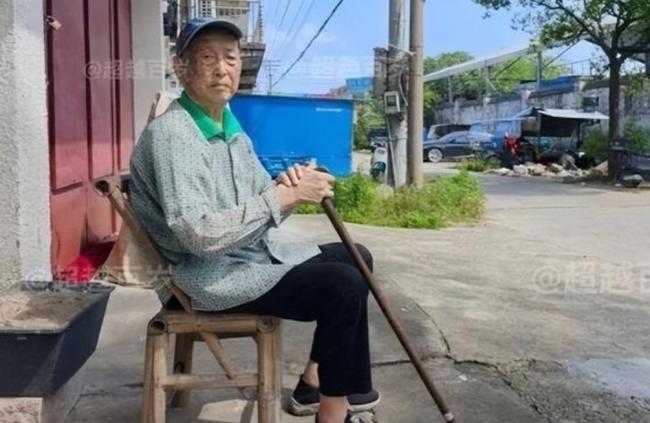 顿顿不离肉 100岁阿公每天睡觉超18小时 顿顿不离肉 100岁阿公每天睡觉超18小时