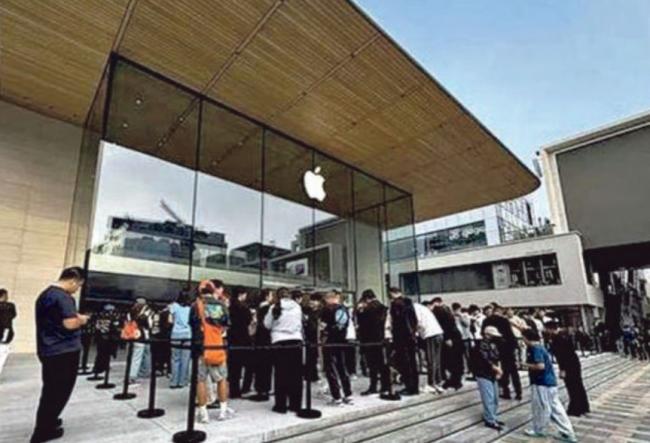 中国果粉通宵排队 买iPhone 18 Pro 中国果粉通宵排队 买iPhone 18 Pro