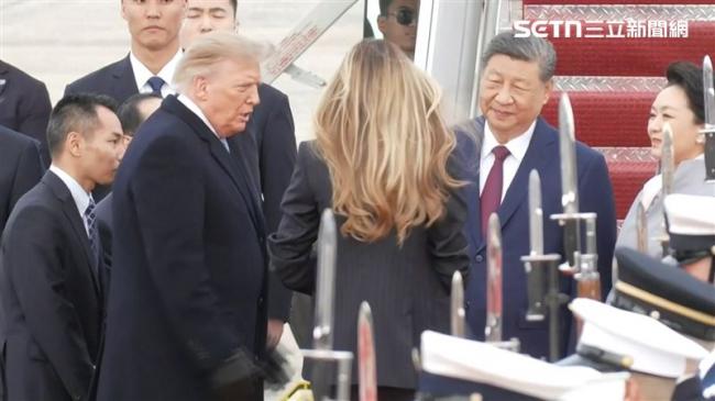 唇语专家解密 川普会习焦虑对梅兰妮亚说“7字” 唇语专家解密 川普会习焦虑对梅兰妮亚说“7字”