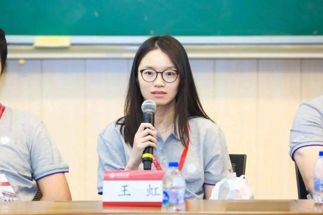 王虹出席纽约大学举办的庆功宴,罕见未戴眼镜 王虹出席纽约大学举办的庆功宴,罕见未戴眼镜