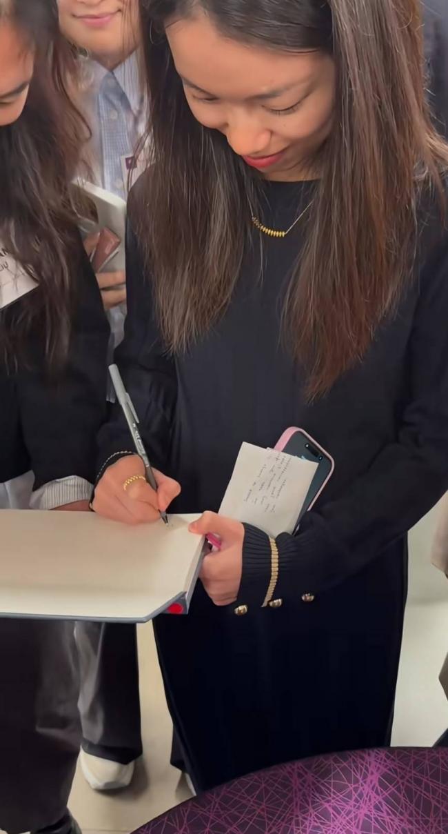 王虹出席纽约大学举办的庆功宴,罕见未戴眼镜 王虹出席纽约大学举办的庆功宴,罕见未戴眼镜