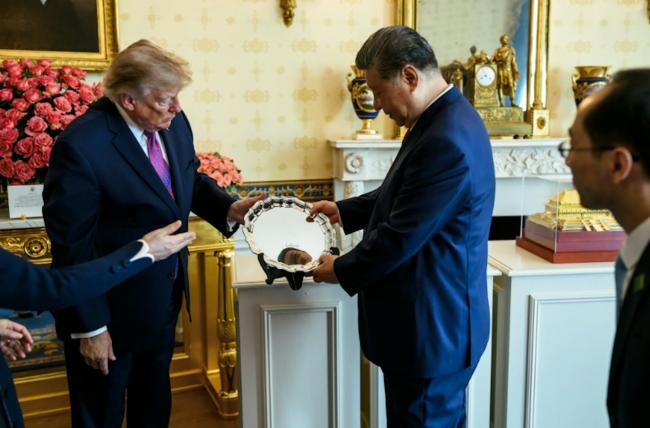 白宫公布川习会系列官方照 习赠川普1件礼物 白宫公布川习会系列官方照 习赠川普1件礼物
