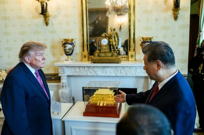 白宫公布川习会系列官方照 习赠川普1件礼物 白宫公布川习会系列官方照 习赠川普1件礼物