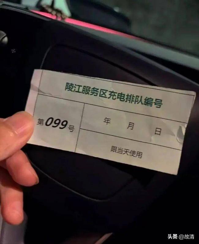 国庆首日,高速公路成了电车续航坟场 国庆首日,高速公路成了电车续航坟场