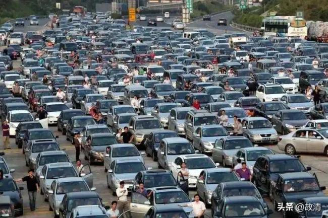 国庆首日,高速公路成了电车续航坟场 国庆首日,高速公路成了电车续航坟场