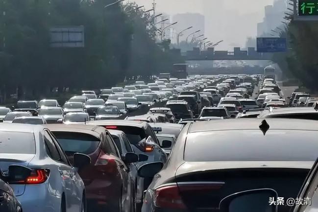 国庆首日,高速公路成了电车续航坟场 国庆首日,高速公路成了电车续航坟场