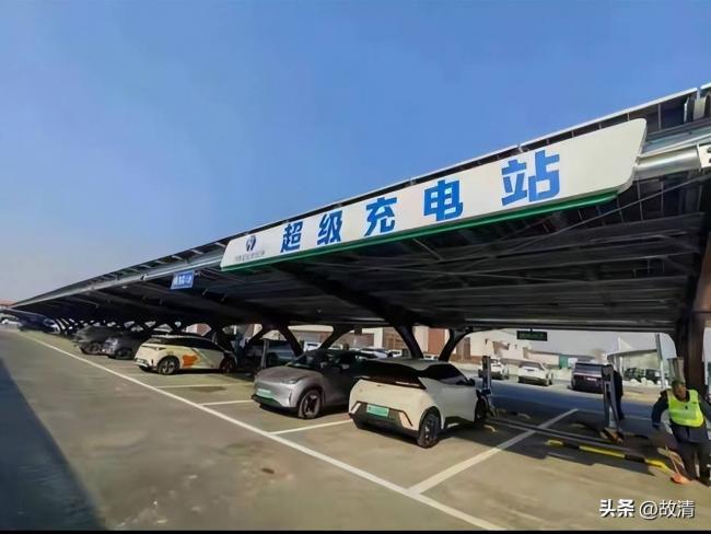 国庆首日,高速公路成了电车续航坟场 国庆首日,高速公路成了电车续航坟场