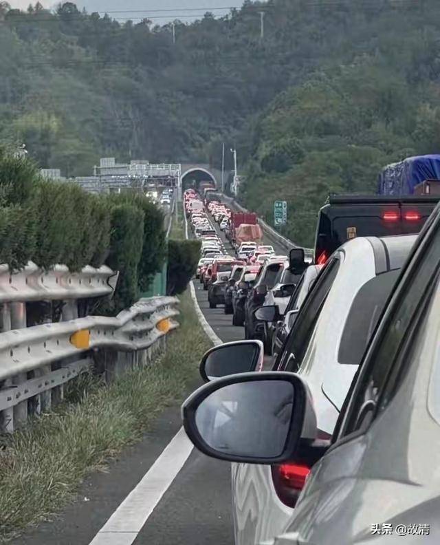 国庆首日,高速公路成了电车续航坟场 国庆首日,高速公路成了电车续航坟场