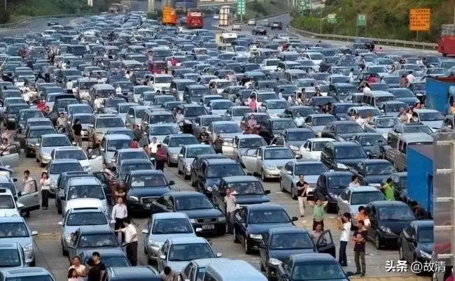 国庆首日,高速公路成了电车续航坟场 国庆首日,高速公路成了电车续航坟场