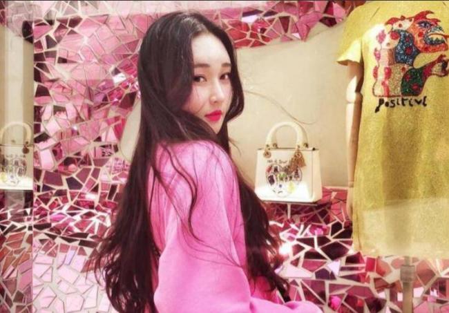 一把雨伞就值15万....疫苗女王儿媳有多奢靡 一把雨伞就值15万....疫苗女王儿媳有多奢靡