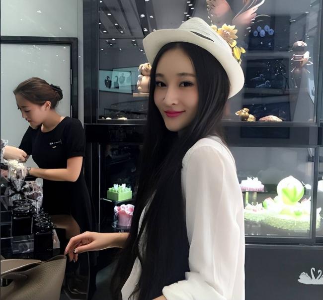 一把雨伞就值15万....疫苗女王儿媳有多奢靡 一把雨伞就值15万....疫苗女王儿媳有多奢靡