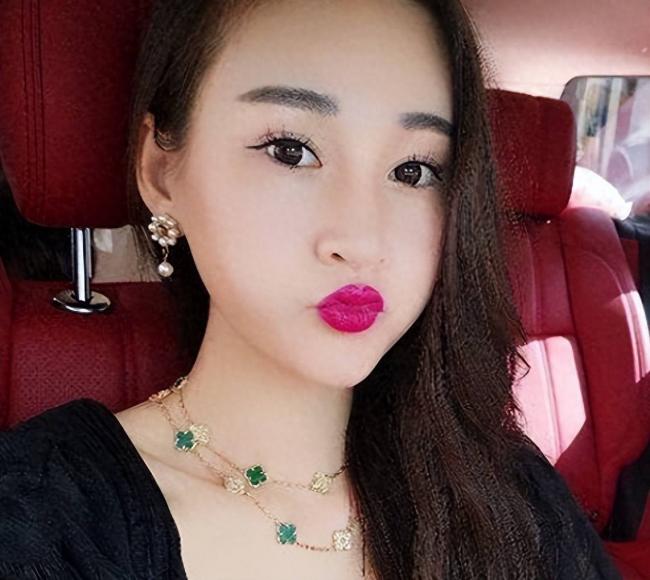 一把雨伞就值15万....疫苗女王儿媳有多奢靡 一把雨伞就值15万....疫苗女王儿媳有多奢靡