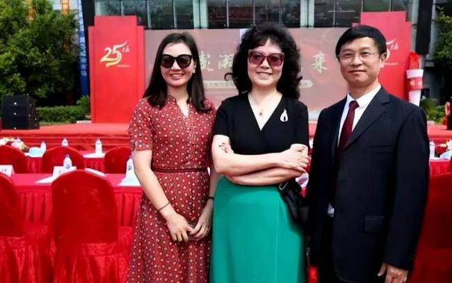 一把雨伞就值15万....疫苗女王儿媳有多奢靡 一把雨伞就值15万....疫苗女王儿媳有多奢靡