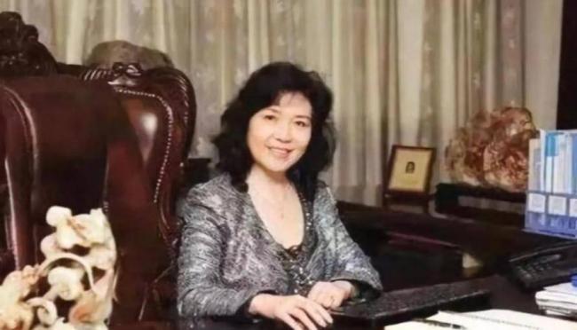 一把雨伞就值15万....疫苗女王儿媳有多奢靡 一把雨伞就值15万....疫苗女王儿媳有多奢靡
