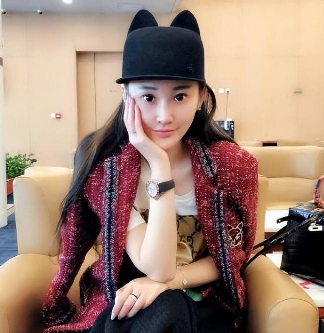 一把雨伞就值15万....疫苗女王儿媳有多奢靡 一把雨伞就值15万....疫苗女王儿媳有多奢靡