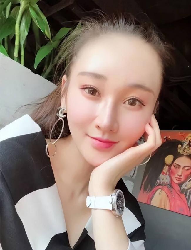 一把雨伞就值15万....疫苗女王儿媳有多奢靡 一把雨伞就值15万....疫苗女王儿媳有多奢靡
