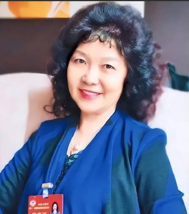一把雨伞就值15万....疫苗女王儿媳有多奢靡 一把雨伞就值15万....疫苗女王儿媳有多奢靡