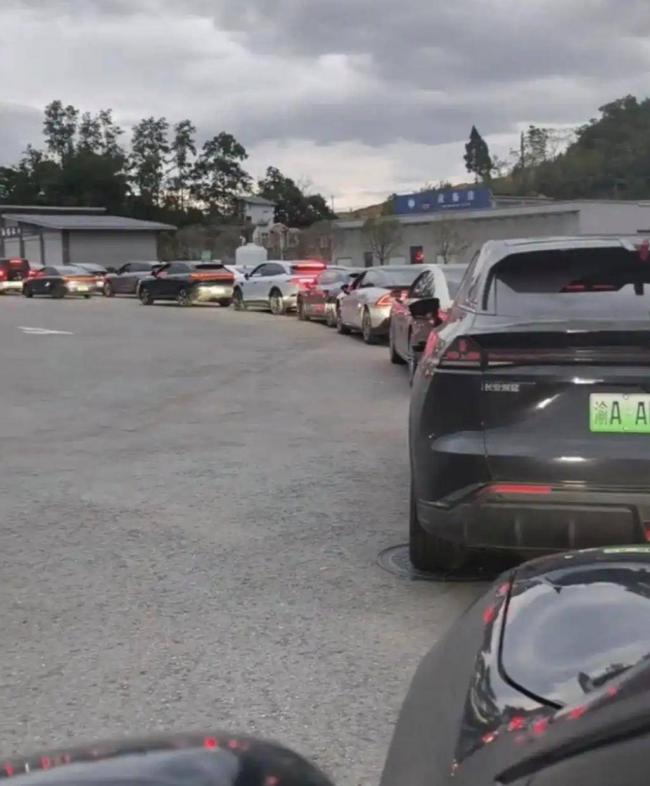 国庆高速堵疯了!今年的堵车,堵出新高度 国庆高速堵疯了!今年的堵车,堵出新高度