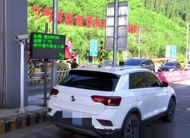 国庆高速堵疯了!今年的堵车,堵出新高度 国庆高速堵疯了!今年的堵车,堵出新高度