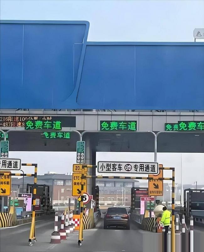 国庆高速堵疯了!今年的堵车,堵出新高度 国庆高速堵疯了!今年的堵车,堵出新高度