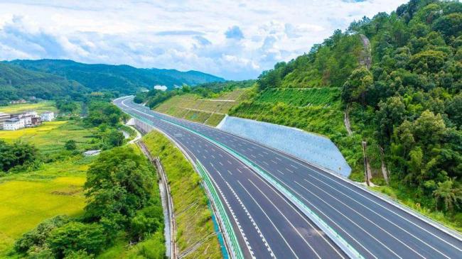 高速充电涨到2.8元!国庆电车自驾到底划算吗 高速充电涨到2.8元!国庆电车自驾到底划算吗