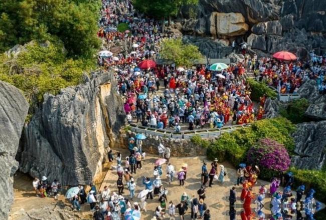 都是大聪明 中国人 挤满了全世界的机场 都是大聪明 中国人 挤满了全世界的机场