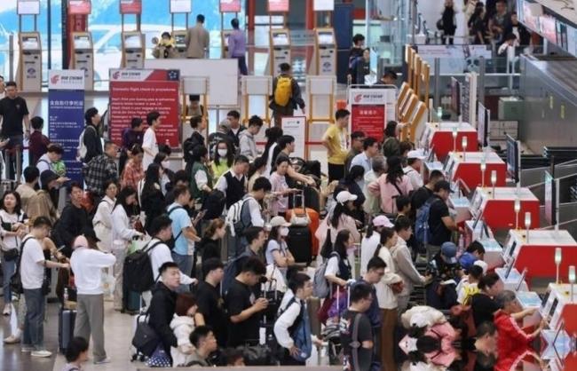 都是大聪明 中国人 挤满了全世界的机场 都是大聪明 中国人 挤满了全世界的机场