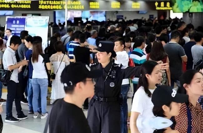 都是大聪明 中国人 挤满了全世界的机场 都是大聪明 中国人 挤满了全世界的机场