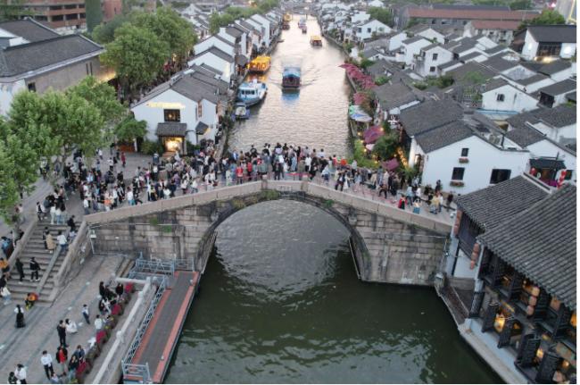 一场全民配合的虚假长假 一场全民配合的虚假长假