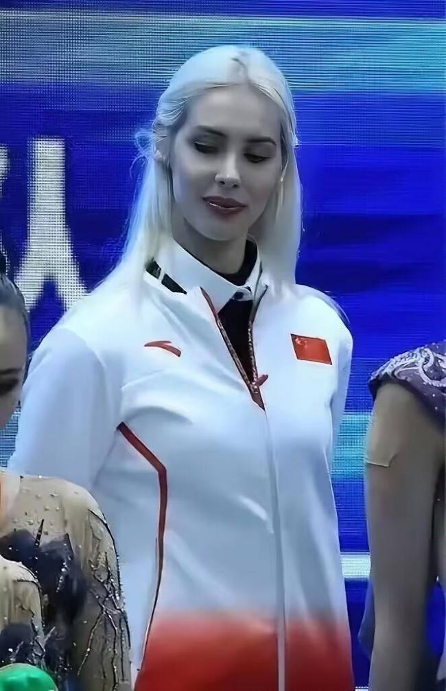 亚运会闭幕式上,中国代表团里一位美女火出圈 亚运会闭幕式上,中国代表团里一位美女火出圈