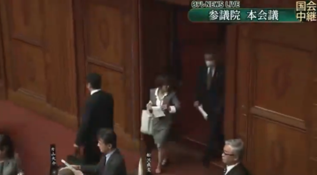炸锅了:他入场时拍打女议员屁股 被电视直播… 炸锅了:他入场时拍打女议员屁股 被电视直播…