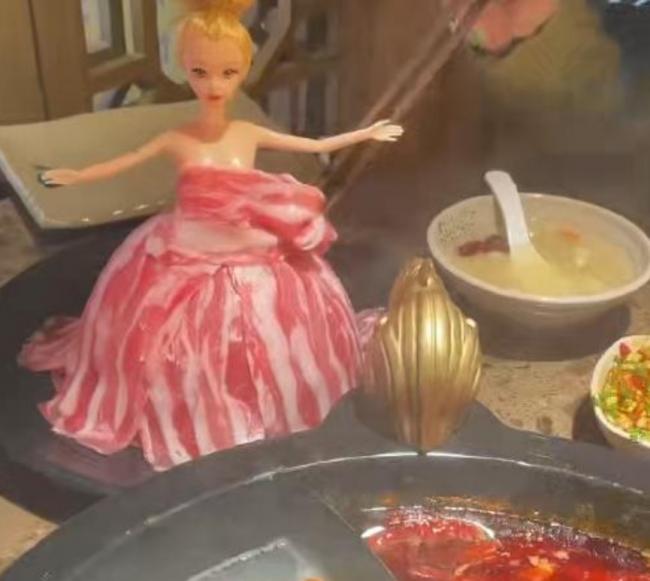 “夹走肉片就像扒光她的衣服” 博主质疑火锅店 “夹走肉片就像扒光她的衣服” 博主质疑火锅店