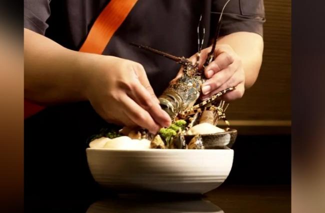 活龙虾身体被吃光还在叫 网友痛批火锅店 活龙虾身体被吃光还在叫 网友痛批火锅店