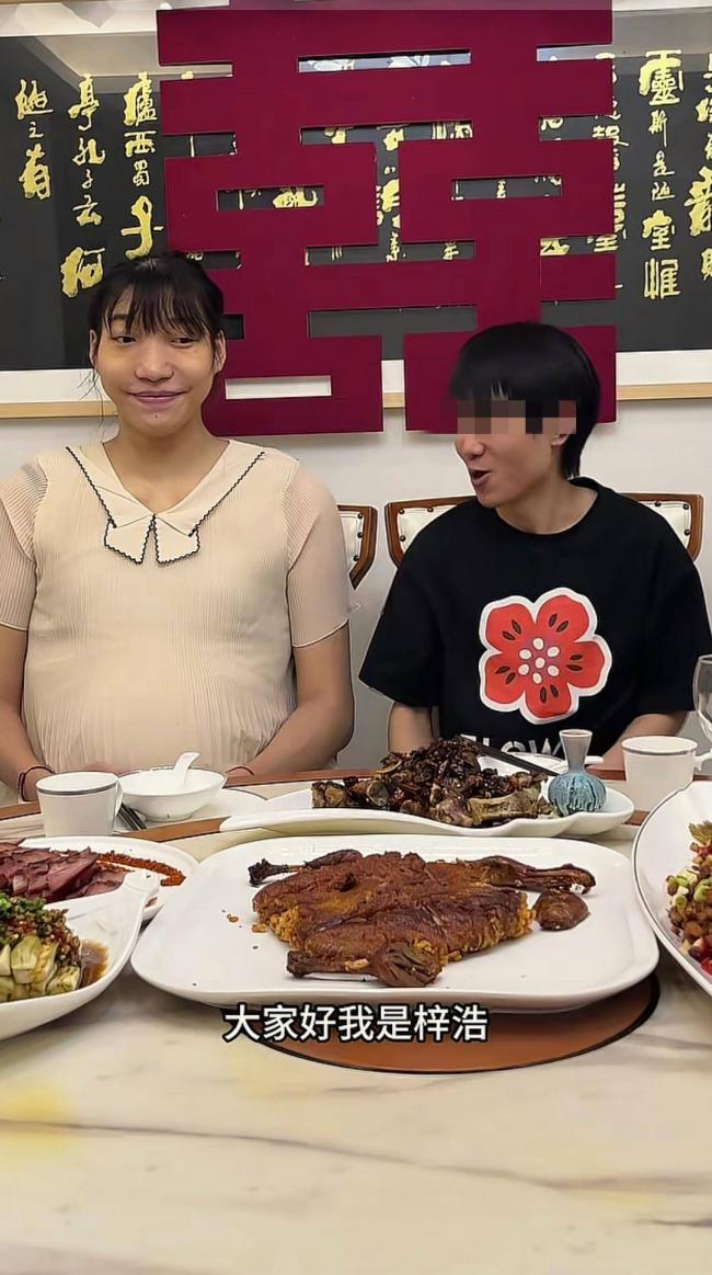 重庆身高2米2网红离世,不听医生劝非要生孩子 重庆身高2米2网红离世,不听医生劝非要生孩子