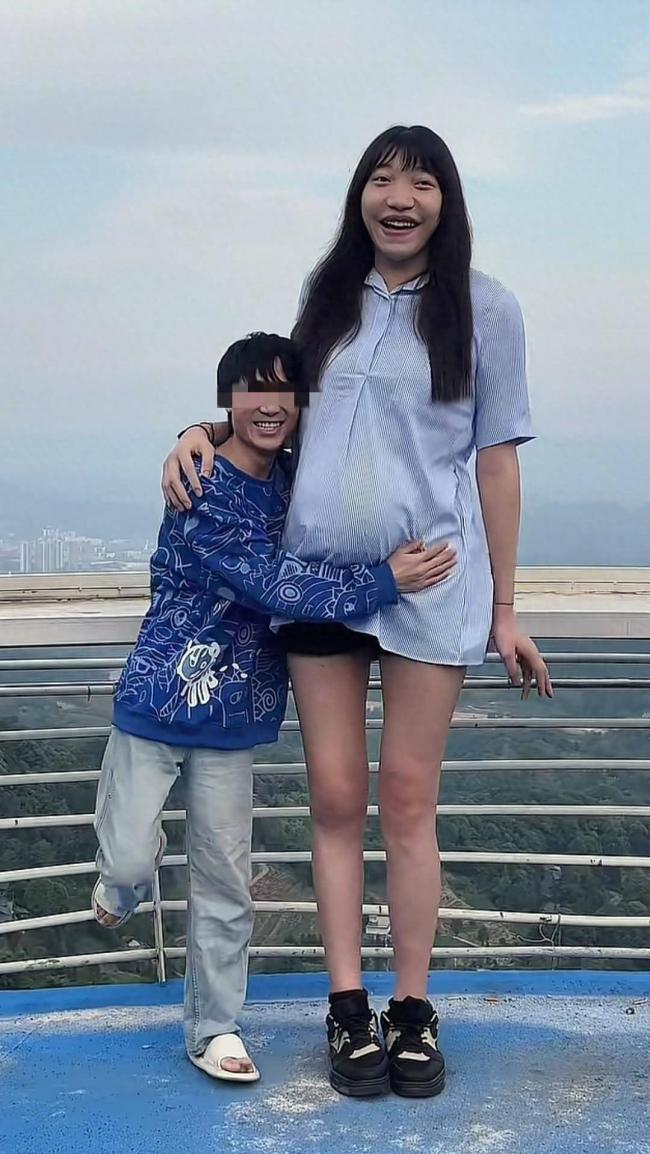 重庆身高2米2网红离世,不听医生劝非要生孩子 重庆身高2米2网红离世,不听医生劝非要生孩子
