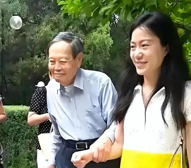 杨振宁去世1年 翁帆首谈感情:我后悔了.... 杨振宁去世1年 翁帆首谈感情:我后悔了....
