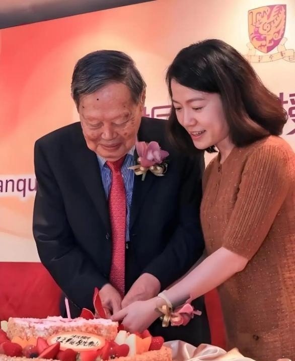 杨振宁去世1年 翁帆首谈感情:我后悔了.... 杨振宁去世1年 翁帆首谈感情:我后悔了....