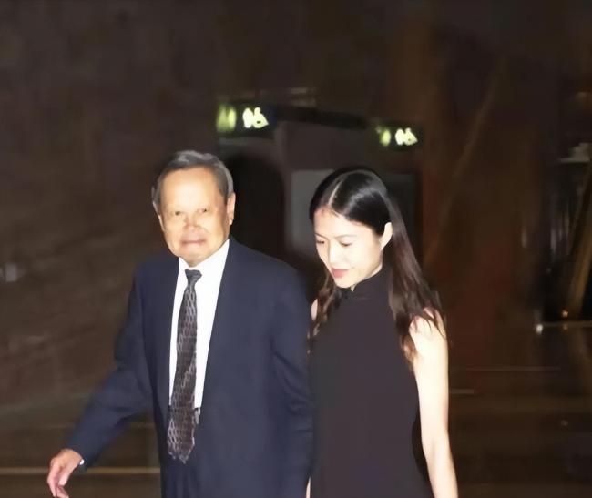 杨振宁去世1年 翁帆首谈感情:我后悔了.... 杨振宁去世1年 翁帆首谈感情:我后悔了....