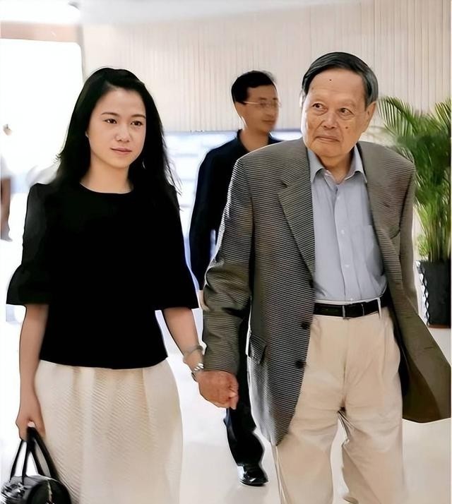 杨振宁去世1年 翁帆首谈感情:我后悔了.... 杨振宁去世1年 翁帆首谈感情:我后悔了....