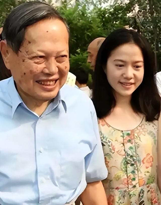 杨振宁去世1年 翁帆首谈感情:我后悔了.... 杨振宁去世1年 翁帆首谈感情:我后悔了....